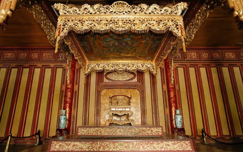 Bảo tồn tối đa yếu tố gốc khi phục chế Bảo vật quốc gia “Ngai vua triều Nguyễn”