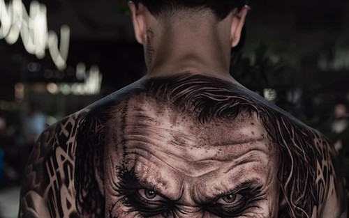 Cựu sao MU gây chú ý với hình xăm Joker phủ lưng trị giá hàng nghìn USD