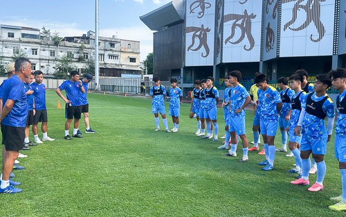 CĐV tranh cãi về U19 Việt Nam sau trận ra quân