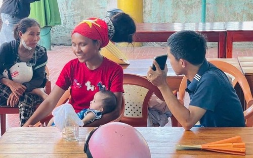Hỗ trợ 3 mẹ con đi bộ "xuyên Việt" giữa trời nắng gắt trở về nhà