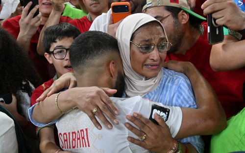 Người hùng Morocco ôm chầm lấy mẹ sau khi đá quả luân lưu quyết định vào lưới Hà Lan