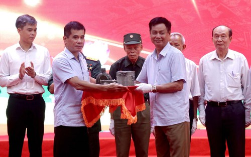 Bàn giao hơn 200 tài liệu, tư liệu, hiện vật xây dựng Bảo tàng Đảng Cộng sản Việt Nam