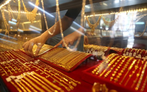 Giá vàng tăng khi đồng USD và giá dầu đồng loạt suy yếu