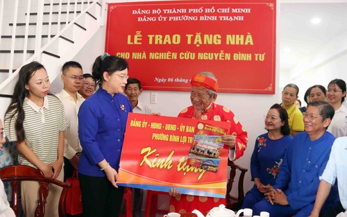 Thành phố Hồ Chí Minh trao tặng nhà cho nhà nghiên cứu Nguyễn Đình Tư