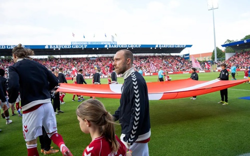 Christian Eriksen lại đột ngột gục ngã trên sân thi đấu