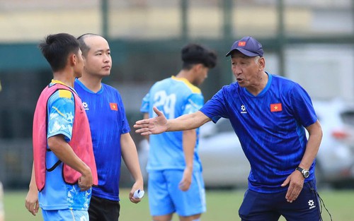 Bóng đá Việt Nam tiếp tục chờ dấu ấn thầy ngoại