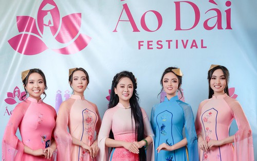 "Tứ bình phú quý": Khi di sản hội họa Việt Nam thăng hoa trên tà áo dài tại Mỹ