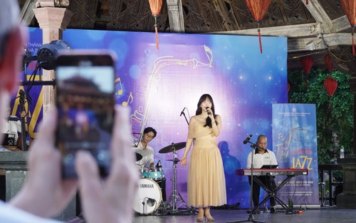 Khi âm nhạc níu bước chân du khách bên hồ Gươm