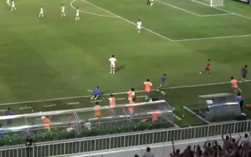 Cầu thủ U19 Indonesia xô ngã trợ lý U19 Việt Nam khi ăn mừng bàn thắng 