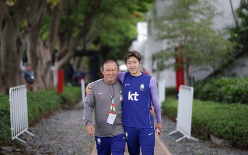 HLV Park Hang Seo 'khoe' ảnh World Cup cùng đội tuyển Hàn Quốc