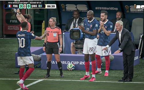 Mbappe lập kỷ lục ở World Cup, khiến HLV ĐT Pháp có cử chỉ gây sốt 