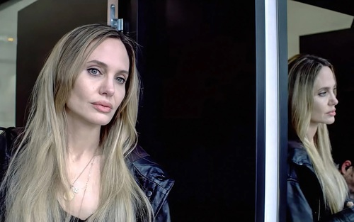 Angelina Jolie biến nỗi đau thành nghệ thuật trong "Couture"