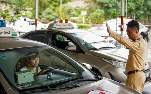 Học viên thuận lợi trong ngày đầu sát hạch lái xe kiểu mới