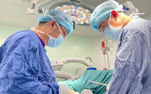 Bệnh viện Hữu nghị Việt Đức cơ sở Ninh Bình cấp cứu thành công ca đa chấn thương nguy kịch ngay đêm trực đầu tiên