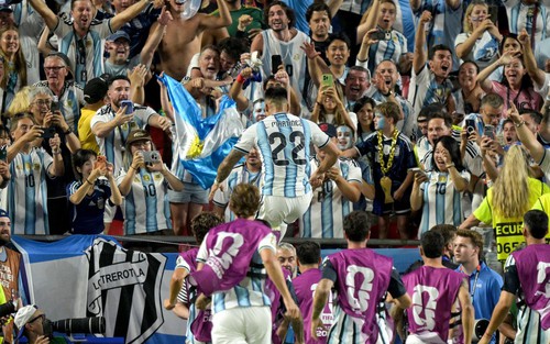 Báo Pháp: Tiền đạo Argentina thoát thẻ đỏ ở cuối trận thắng Thụy Sĩ