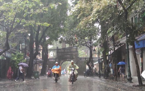 Cảnh báo mưa dông kèm lốc sét ở Hà Nội, lũ quét và sạt lở đất ở 3 tỉnh Bắc Bộ và Trung Bộ