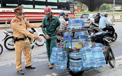 Hà Nội xử lý hàng loạt tài xế che, dán biển số xe máy