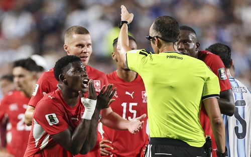 World Cup trên sân nhà: VAR và con người