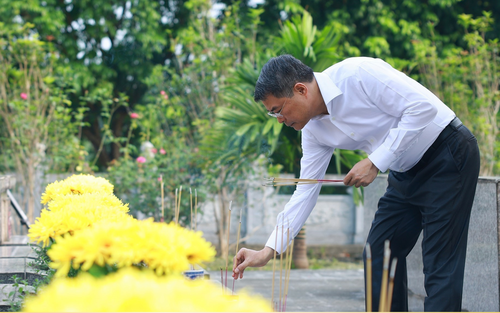 Thủ tướng dâng hương tưởng niệm các Anh hùng liệt sĩ tỉnh Lào Cai