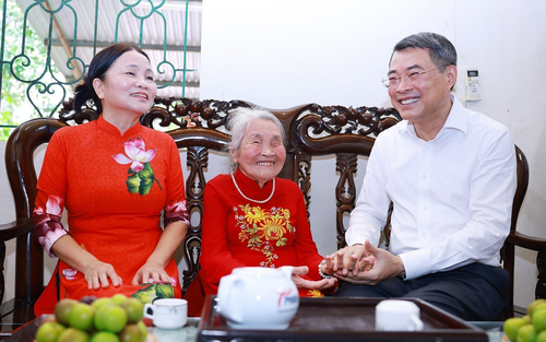Thủ tướng Lê Minh Hưng thăm gia đình chính sách tỉnh Lào Cai