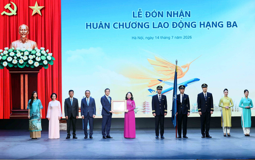 Phó Chủ tịch nước dự Lễ đón nhận Huân chương Lao động hạng Ba của Vietnam Airlines