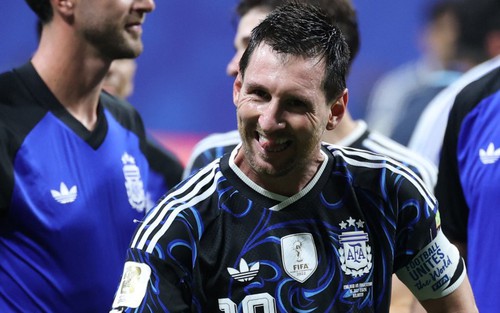 Messi nghẹn ngào sau khi thắng ĐT Anh, gửi thông điệp về trận chung kết World Cup với Tây Ban Nha
