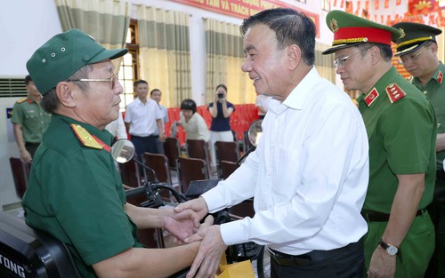 Thường trực Ban Bí thư Trần Cẩm Tú thăm, tặng quà tại Trung tâm điều dưỡng thương binh Nghệ An