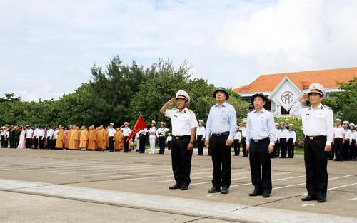 Mang tình cảm đất liền đến với quân dân Trường Sa