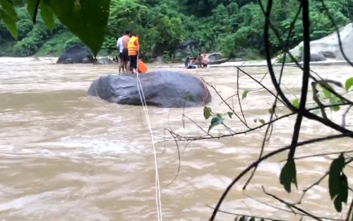 Cứu sống 3 người dân mắc kẹt giữa dòng nước lũ