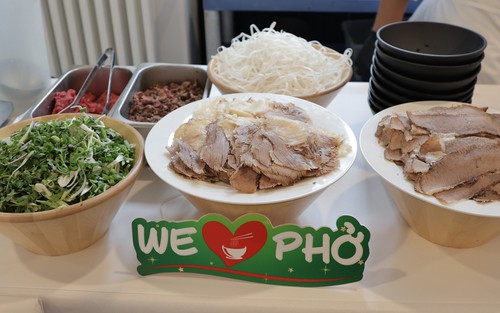 Mang hương vị phở Việt Nam đến với bạn bè Đức