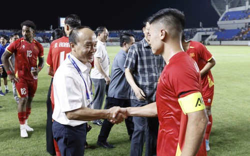 
Tin nóng bóng đá Việt hôm nay 19/7: Lãnh đạo VFF động viên đội tuyển Việt Nam; CLB Công an TPHCM chia tay cựu tuyển thủ Việt Nam