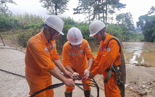 Lai Châu kịp thời khôi phục dòng điện cho nhân dân vùng lũ