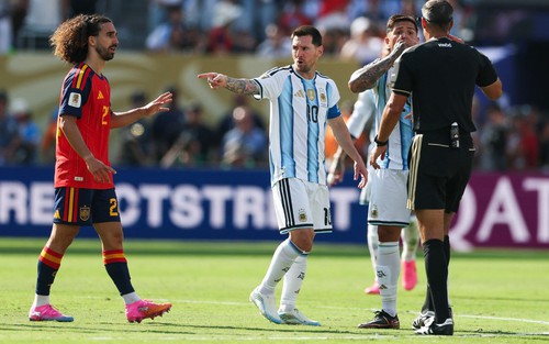 Messi bị chỉ trích vì hành động "đòi thẻ đỏ" ở chung kết World Cup 2026