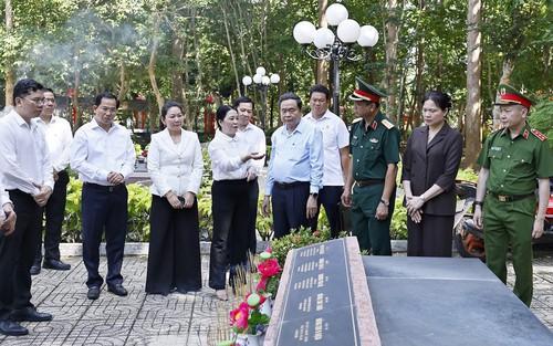Chủ tịch Quốc hội Trần Thanh Mẫn dâng hương tại Nghĩa trang Liệt sĩ Long Điền Đất Đỏ