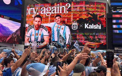 Trước thềm chung kết World Cup 2026, CĐV Argentina biến Times Square thành "Buenos Aires thu nhỏ"