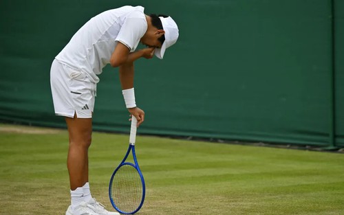 Tay vợt gốc Việt dùng suất ăn nhanh khổng lồ trên giường bệnh sau trận thua sốc ở Wimbledon