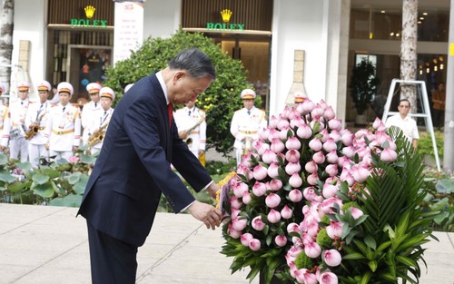 Tổng Bí thư, Chủ tịch nước Tô Lâm dâng hoa kỷ niệm 50 năm Thành phố mang tên Bác