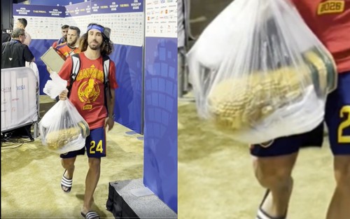 Cucurella xách Cúp vô địch World Cup bằng LEGO rời sân, nhiều người tưởng là cúp thật