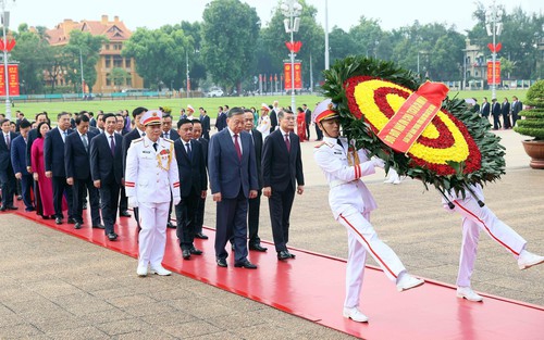 Ban Chấp hành Trung ương Đảng vào Lăng viếng Chủ tịch Hồ Chí Minh