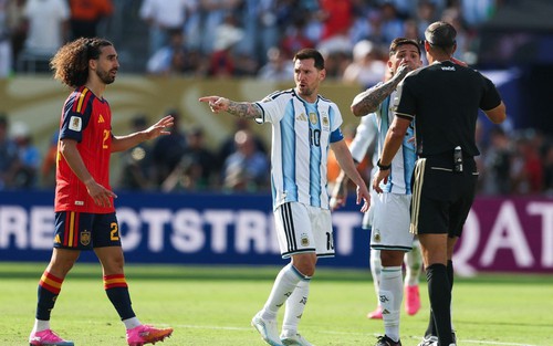 Cucurella nói gì với Messi ở chung kết World Cup 2026?