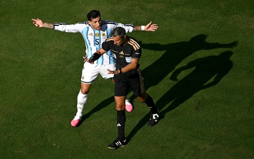 FIFA xóa thẻ đỏ cho sao tuyển Argentina nhưng vẫn điều tra vụ ẩu đả sau chung kết World Cup 2026