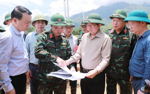Phó Thủ tướng Chính phủ Hồ Quốc Dũng kiểm tra công tác khắc phục hậu quả mưa lũ tại xã Mường Than