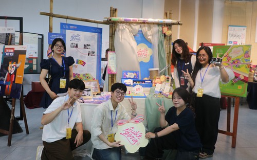 "Tái sinh" di sản làng nghề từ "xưởng sáng tạo mở"