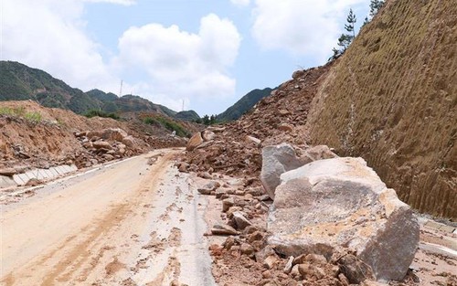 Lai Châu: Mưa lớn gây sạt lở, chia cắt Quốc lộ 32 và Quốc lộ 279 qua Mường Than