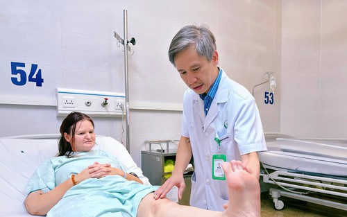 Vượt 9.000 km đến Việt Nam để thay khớp háng