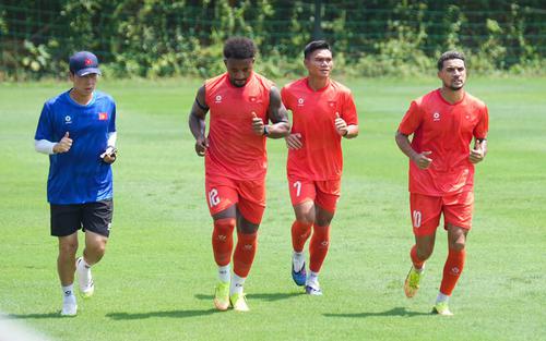 Tin nóng bóng đá Việt hôm nay 27/7: Đội tuyển Việt Nam chờ đón Singapore; Hà Nội FC tập huấn tại Thái Lan