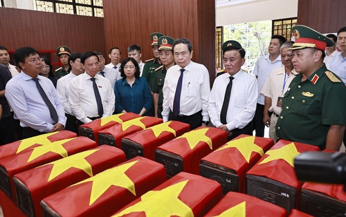 Chủ tịch Quốc hội Trần Thanh Mẫn dâng hương tại Công viên Lê Thị Riêng