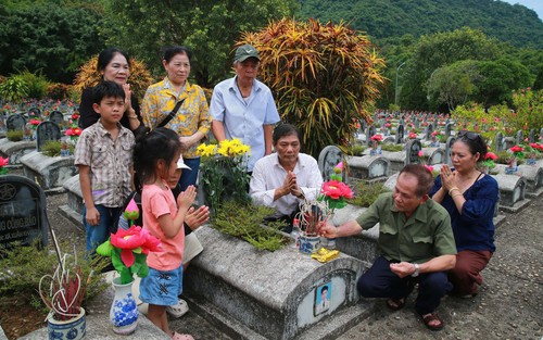 Thăm nghĩa trang liệt sĩ Quốc tế Đồng Tâm, nơi yên nghỉ của những Anh hùng liệt sĩ Việt - Lào