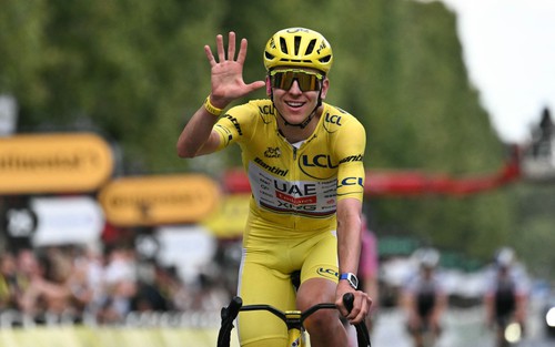 Tadej Pogacar cân bằng kỷ lục 5 lần vô địch Tour de France, đi vào lịch sử đua xe đạp thế giới