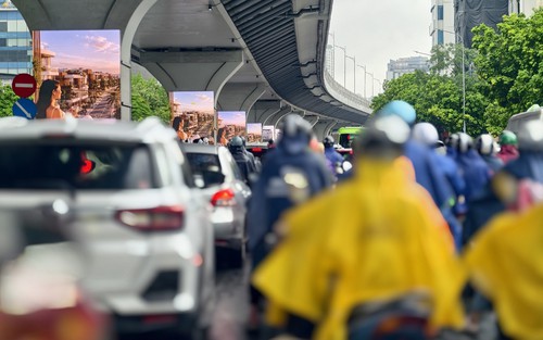 Mưa lớn đúng giờ cao điểm, nhiều tuyến đường Hà Nội ùn tắc kéo dài ​
